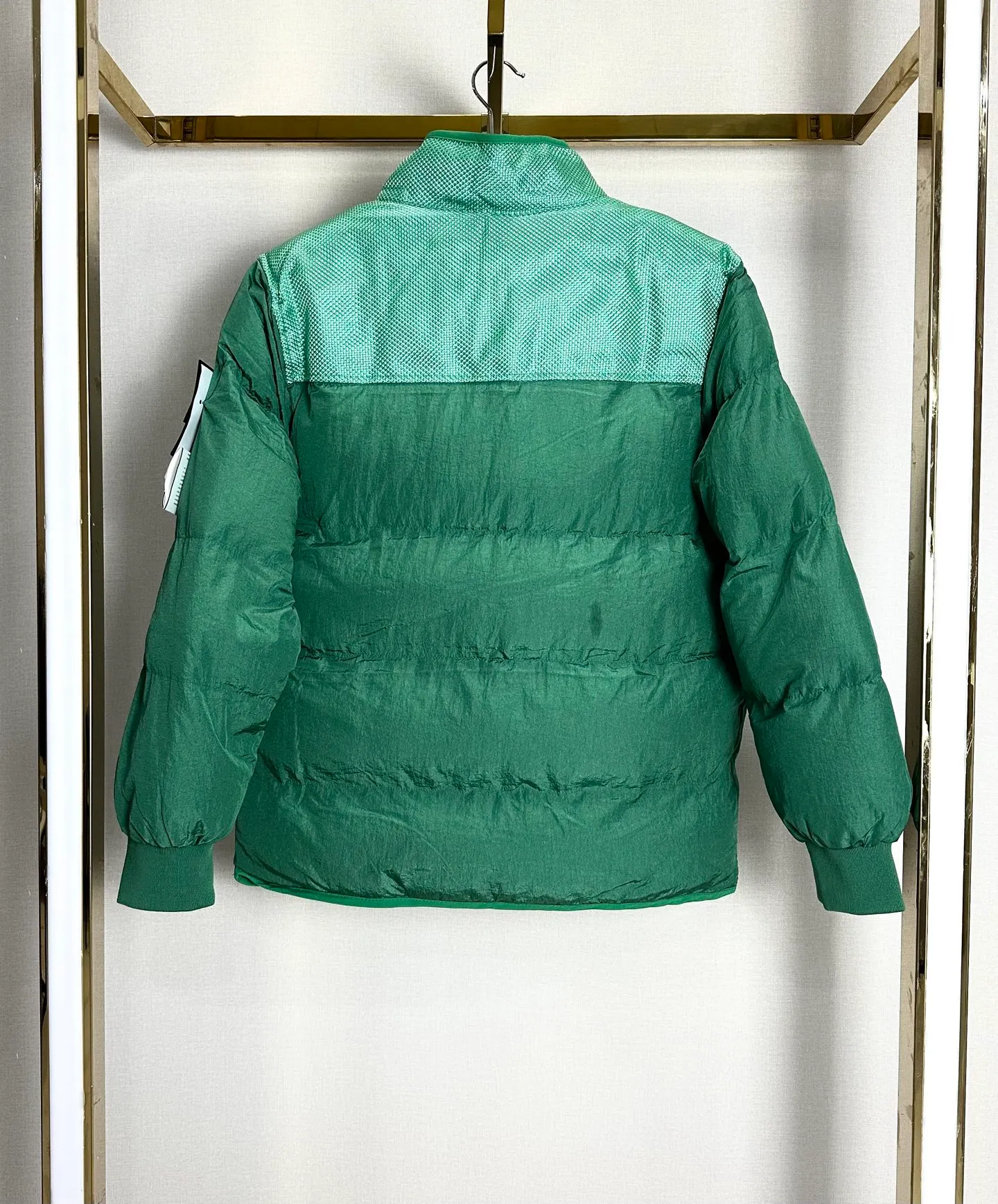 P300 STONE LSLAND/Stone Island metal nylon down jacket. This style is made of super fluffy combed down cotton. It is super warm and thick⚠️ One piece for winter. Top-notch stitching technology. The thermal insulation effect is even better than the down jacket. One piece for winter without stress. All metal hardware and accessories inside are customized one to one! The upper body of the whole dress is full of functionality and style. The fabric is made of metal nylon, windproof and waterproof. It is full of technology. An advanced player in the fabric field! Functional cotton clothing, a must-have for islanders, with unparalleled texture! Color: black silver gray military green fluorescent green haze blue yellow Size M-2XL